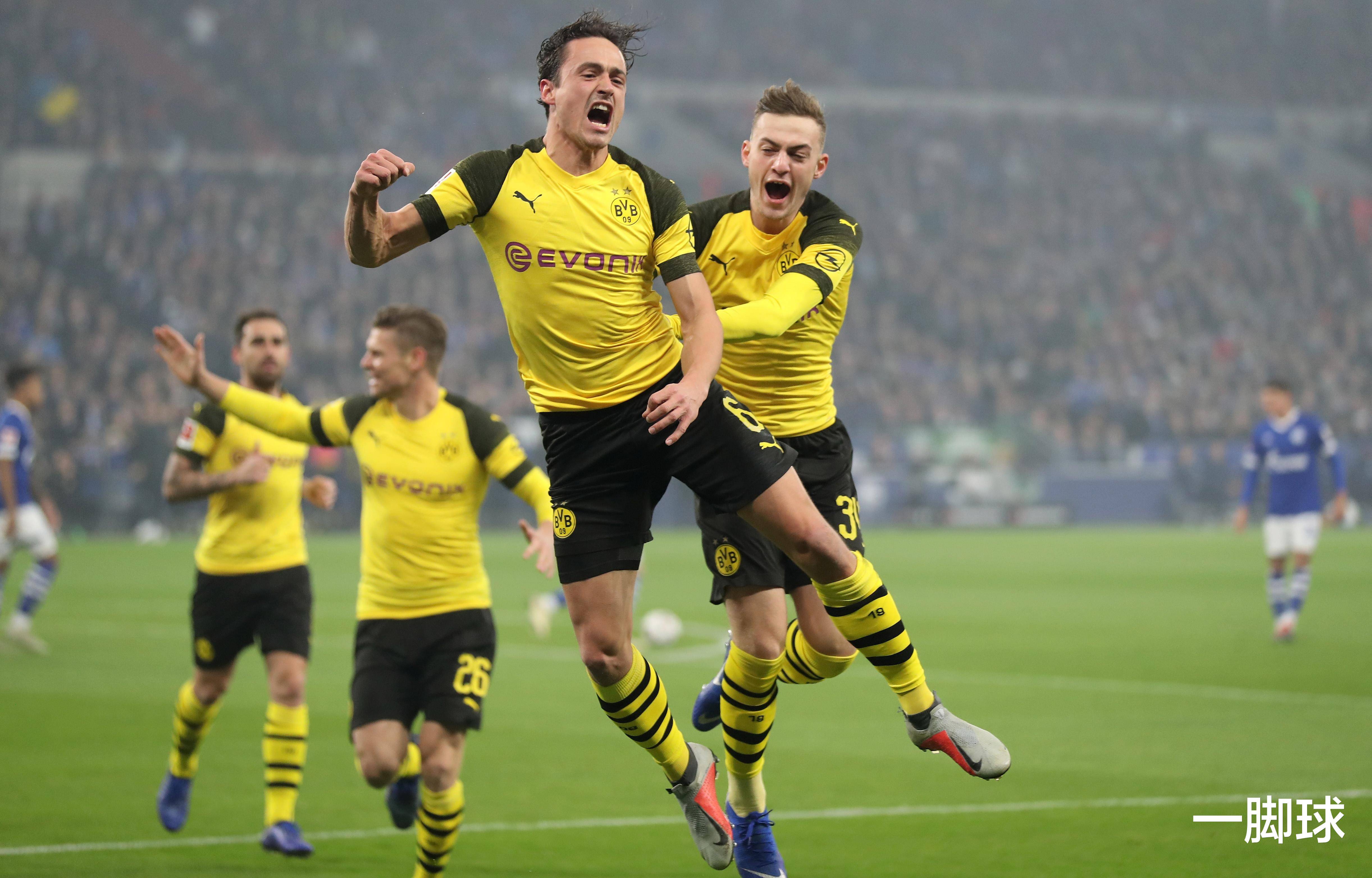 多特蒙德签下新后卫，解决后防不稳固问题