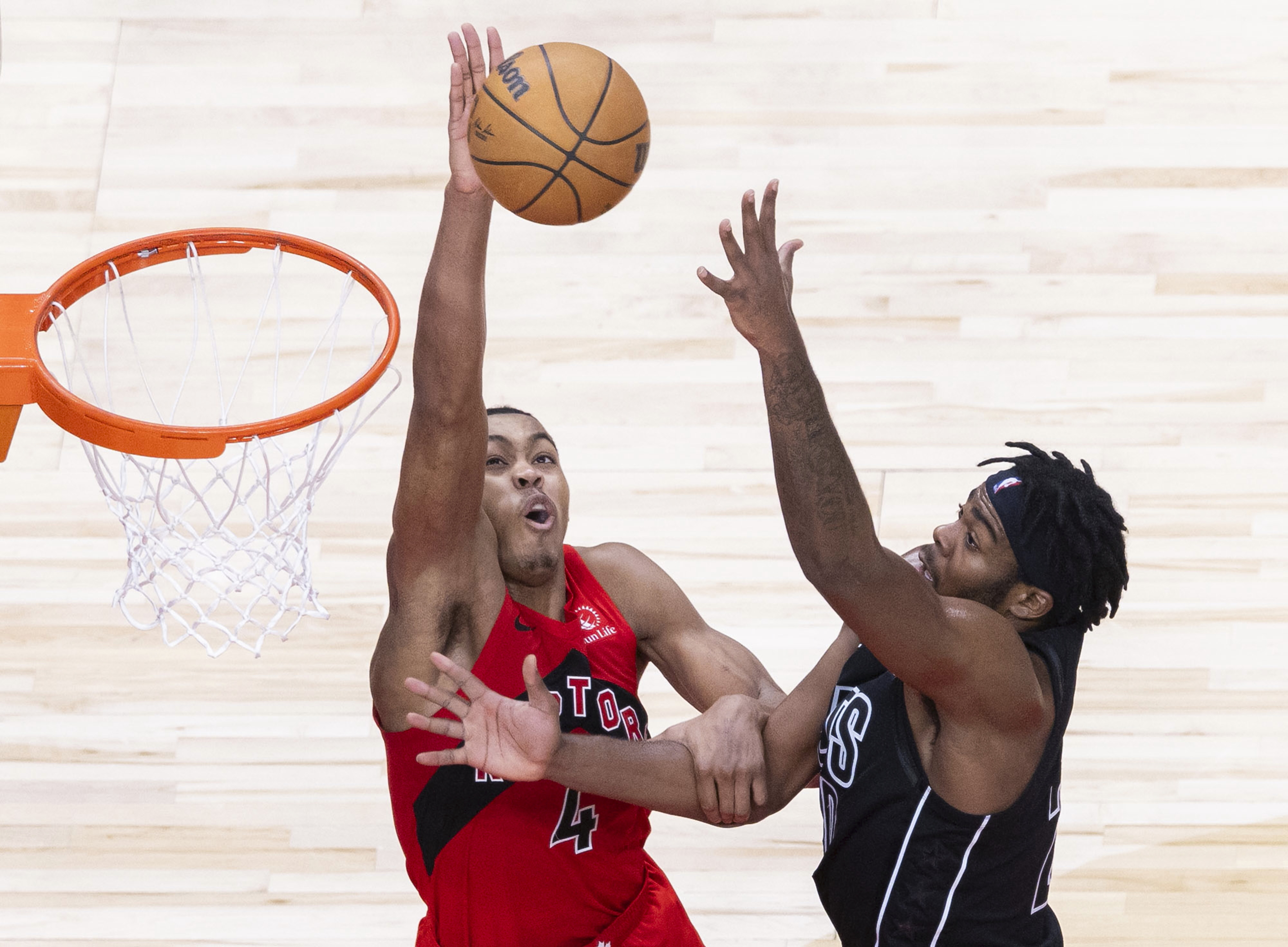 包含猛龙后卫活跃场上体现团队意识和领导力的词条